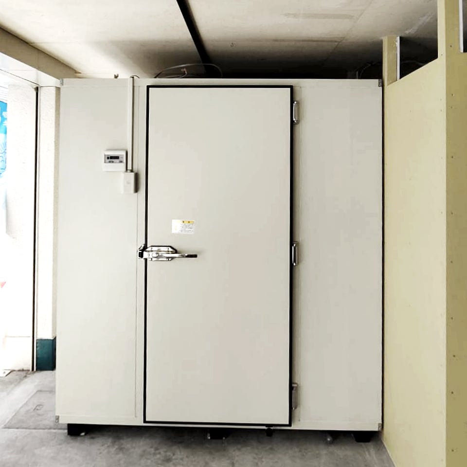 1.5坪 セパレート型プレハブ冷蔵庫　室外壁面吊り 設置事例写真