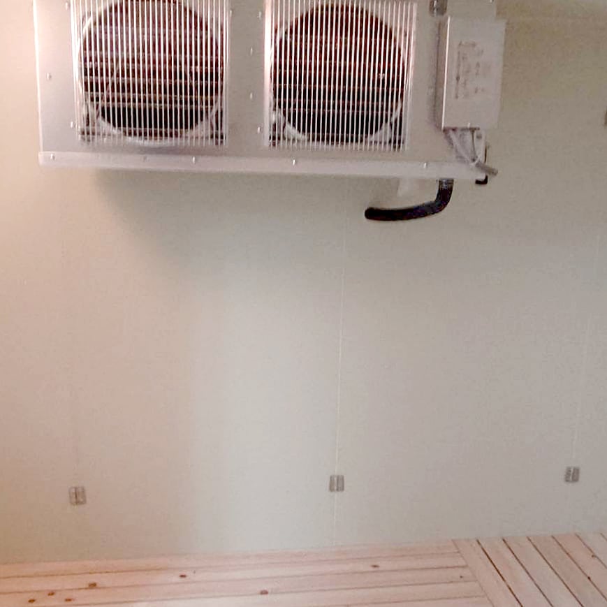 10坪 セパレート型 プレハブ冷凍庫　2階設置 送風機による2階部床面の凍結防止仕様 設置事例写真