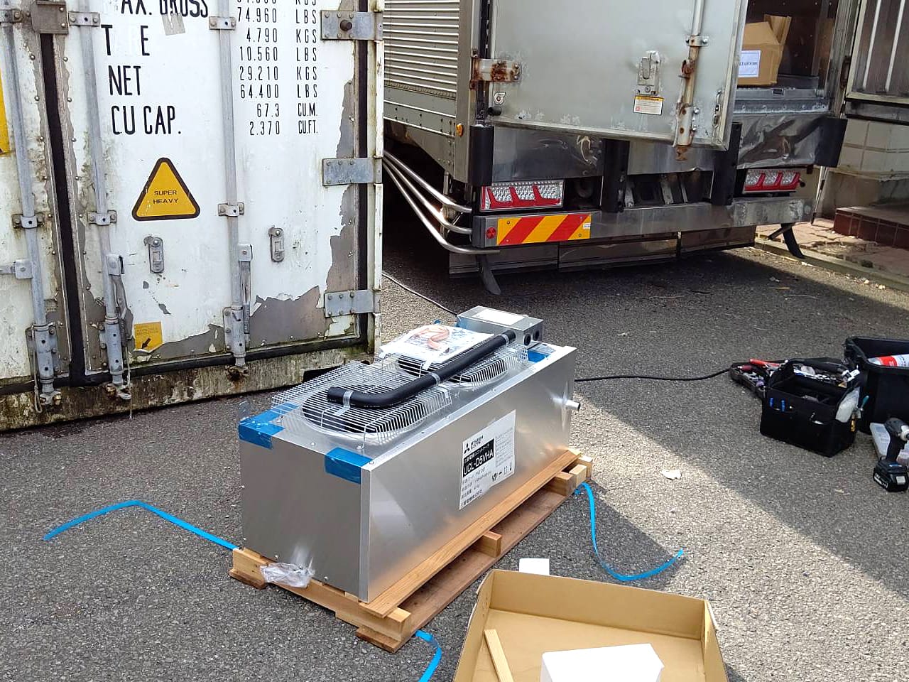 10トン冷凍車 セパレート型に4馬力冷蔵ユニットを取り付け 設置事例写真